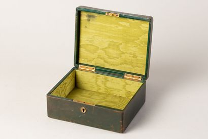 null Coffret en cuir à décor d'une femme végétale tenant une fleur.
Epoque Art Nouveau
H...