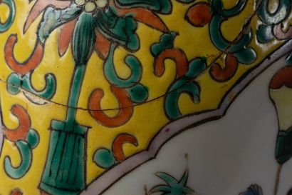 null CHINE, fin XIXe siècle, 
Paire de vases couverts en porcelaine et émaux de style...