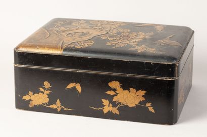 null JAPON, coffret en bois laqué à décor doré de motif de fleurs de chrysanthème,...