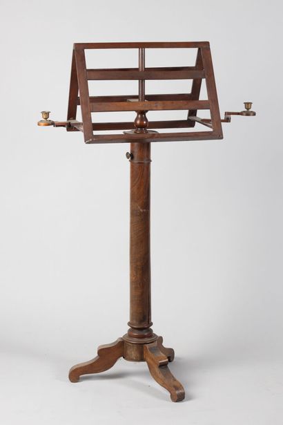 null Double lectern in walnut with two lateral candlesticks.
19th century. 
H : 123...