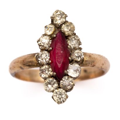 null Marquise ring in vermeil, set with imitation stones. 
SANGLIER 
Weight 3,10...
