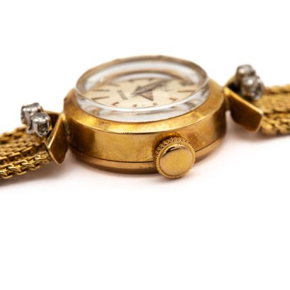null MOD Signée, montre de dame, boitier et bracelet en or jaune 18 K (750), attaches...