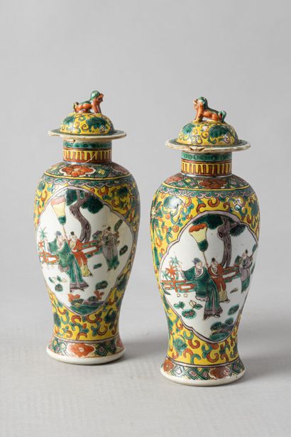 CHINE, fin XIXe siècle, 
Paire de vases couverts...