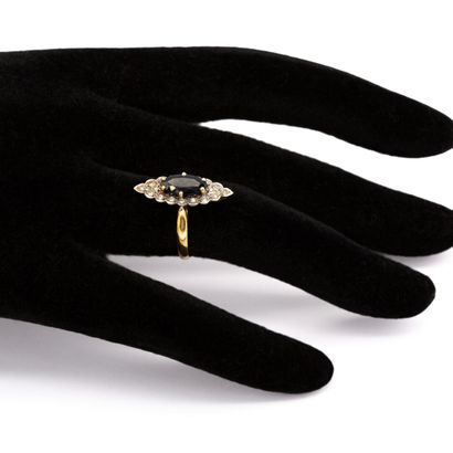 null Marquise ring in 18 K (750) yellow gold set with a large navette-cut sapphire,...