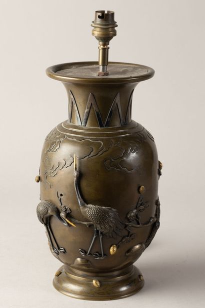 null Bronze vase in relief (mounted as a lamp)
Japan around 1880
H. 36 cm 