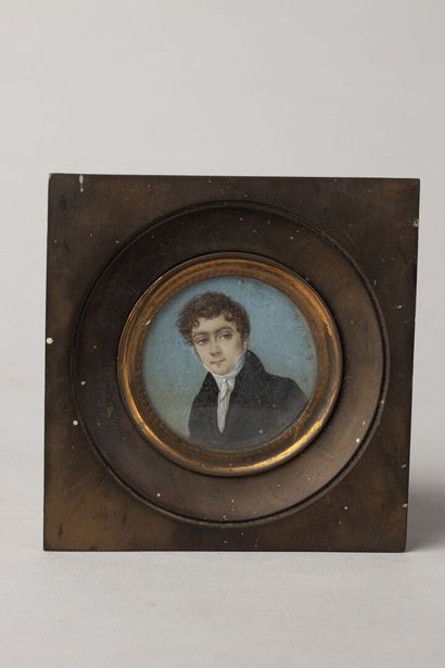 null Miniature portrait d'homme
Signée S. Gilbert (?)
D : 5 cm 