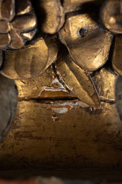 null Miroir en bois laqué et doré à décor en relief d'un vase à l'antique encadré...