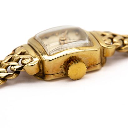 null OMEGA signée Montre de dame, boitier carré et bracelet en or jaune 18 K (750)...