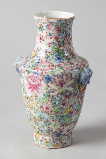 null CHINE, vers 1900,
Vase balustre en porcelaine et émaux mille fleurs, les anses...