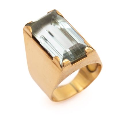 null Yellow gold ring, 18 K (750), with an important aquamarine, cut to degree. 
EAGLE...