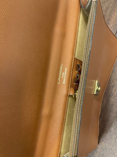 null Lancel Cartable en cuir marron avec sa clé
Tres bon état