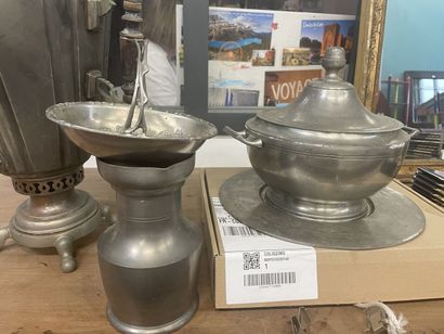 null Samovar de Toula
joint une soupière et un pot en étain