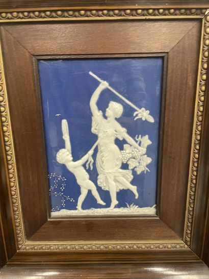 null Deux plaques émaillées sur fond bleu à décor de scène de danse
20 x 13 cm