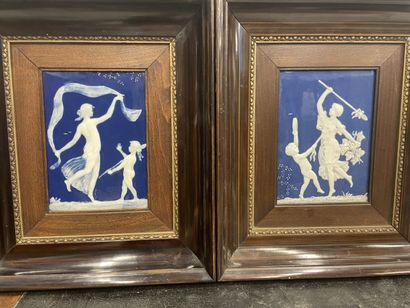 null Deux plaques émaillées sur fond bleu à décor de scène de danse

20 x 13 cm