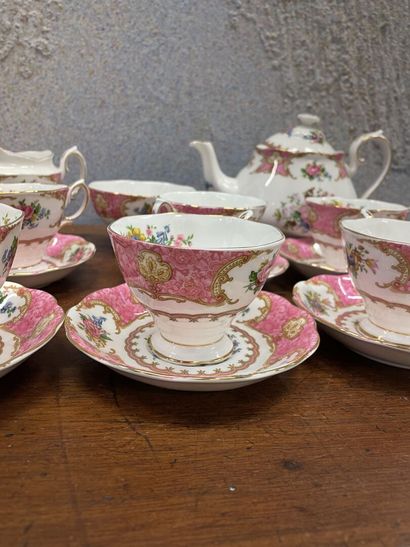 null Royal Albert Service à thé en porcelaine anglaise, modèle "Lady Carlyle" comprenant6...