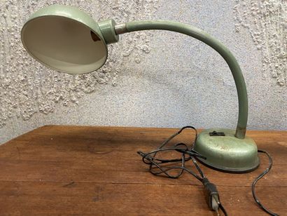 null Travail des années 40
Lampe de bureau en tole verte , articulée