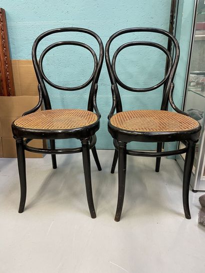 null THONET
Deux chaises en bois courbé laquées noir, 
Etiquette