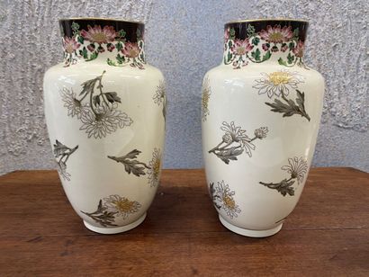 null SAINT CLEMENT une paire de vases en faience à décor de fleurs
H : 32 cm