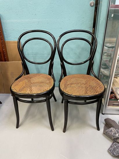 THONET

Deux chaises en bois courbé laquées...
