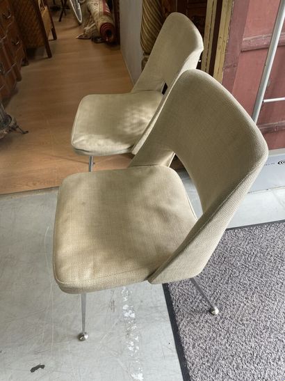 null Travail des années 50
Une paire fauteuils blancs recouvert d'un tissu couleur...