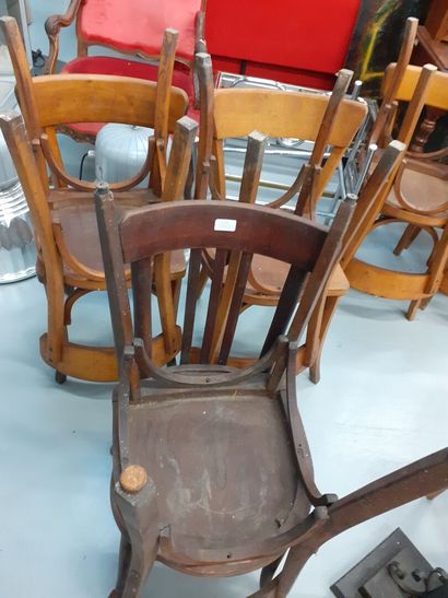 Six chaises de bistrot