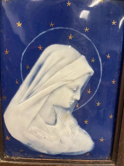 null Plaque émaillée sur fond bleu représentant la Vierge , cadre en bois

20 x 13...