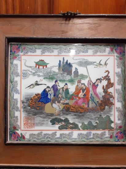 null Chine plaque en porcelaine à décor de sages 

24 x 28.5 cm 

Cadre en bois
