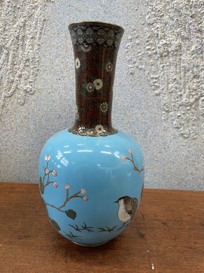null Chine, 
Vase en bronze cloisonné à haut col à décor de petits oiseaux et de...