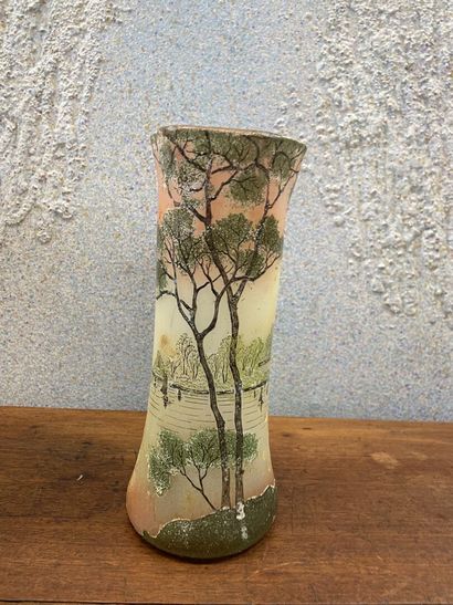 null Vase émaillé à décor de paysage lacustre
H : 29 cm