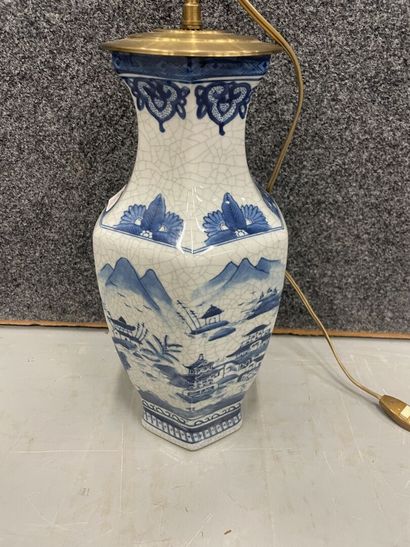 Chine, vase en porcelaine bleu et blanche...