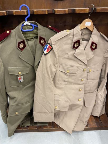 Deux costumes militaires (veste et pantalon)...