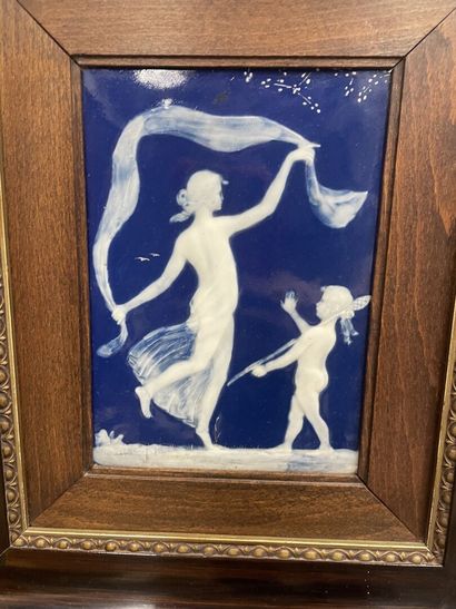 null Deux plaques émaillées sur fond bleu à décor de scène de danse
20 x 13 cm