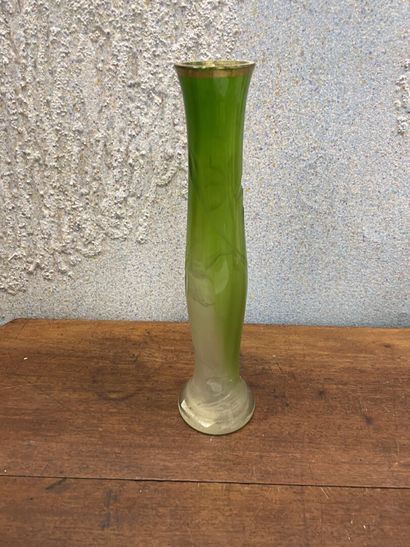 null Vase en verre émaillé de couleur verte
H : 36