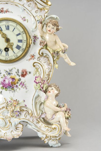 null Polychrome porcelain of Paris clock with seraphim decoration in relief (one...