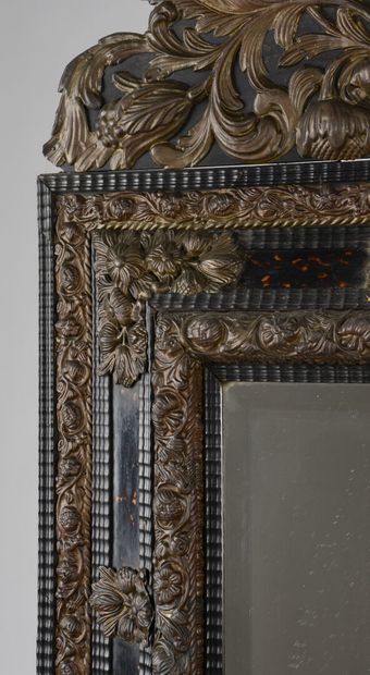 null Mirror with a pediment inlaid with tortoiseshell and brass 
19th century 
92...