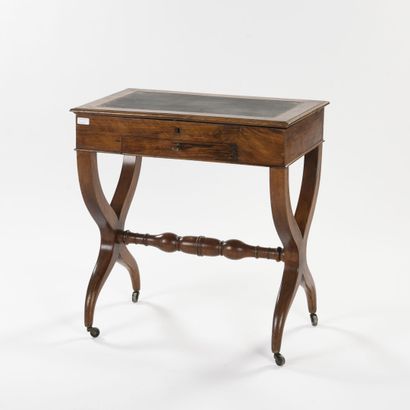 Working table in wood veneer, it opens with...