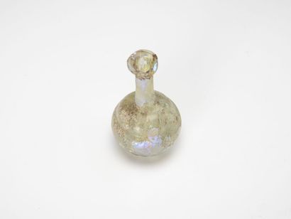 null A high neck balsamic
Iridescent glass. A restored lip
Roman art, 2nd - 3rd century
H....