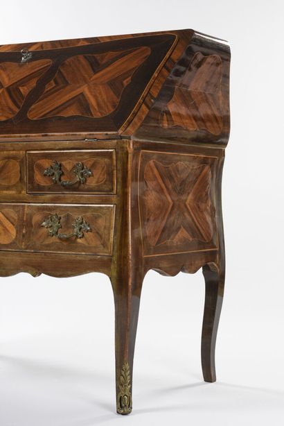 null Slope desk inlaid with leaf in frames, it opens with four drawers in the belt,...