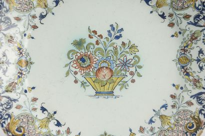 null ROUEN plate in polychrome earthenware 
18th century
diameter : 23.5 cm