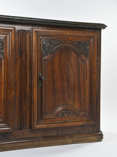null Walnut hunting sideboard, molded and carved opening by two leaves.
Top in Saint...