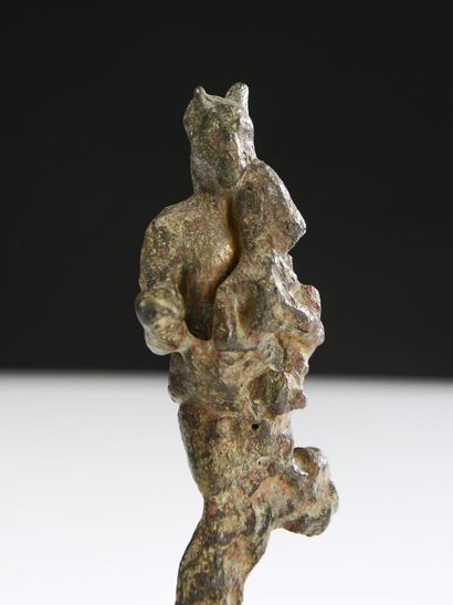 null Statuette de Bastet anthropomorphe debout
Bronze à patine verte lisse. A subi...