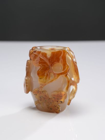 null China, 20th century, 
Painter's bucket in cornelian agate with carved decoration...