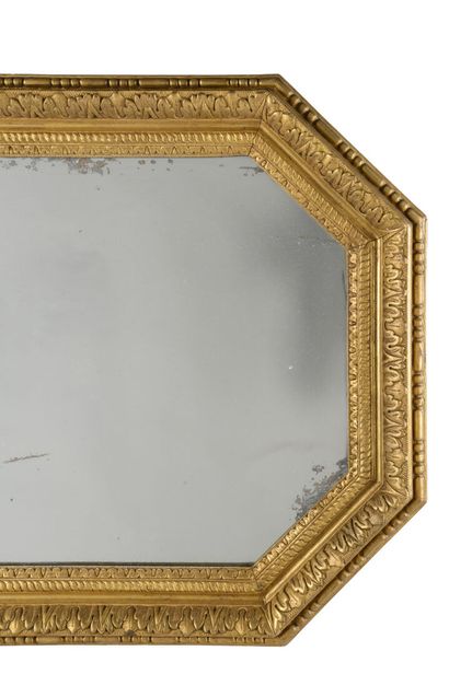 null Miroir octogonal en bois doré 
Style Louis XVI
65 x 57 cm