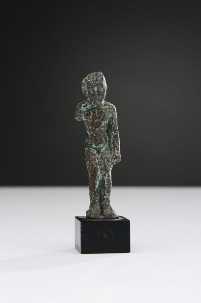 null Statuette d'Harpocrate-Horus enfant, représenté nu, les bras le long du corps....