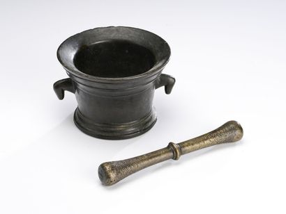null Mortier d'apothicairerie en bronze patiné, 
18ème siècle.
H : 15 cm