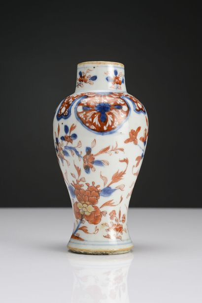 null JAPAN, Porcelain baluster vase 
19th century
H : 15 cm 