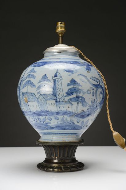 null ITALIE, Vase boule sur piédouche en faïence à décor de camaïeu bleu
17ème siècle
H...