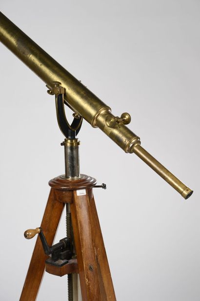 null Brass telescope and its rack and pinion base
Paris around 1880.
H : 141 cm