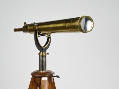 null Brass telescope and its rack and pinion base
Paris around 1880.
H : 141 cm