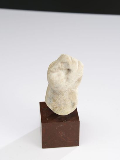 null Fragment of a statue representing a left hand, the fingers closed on a missing...